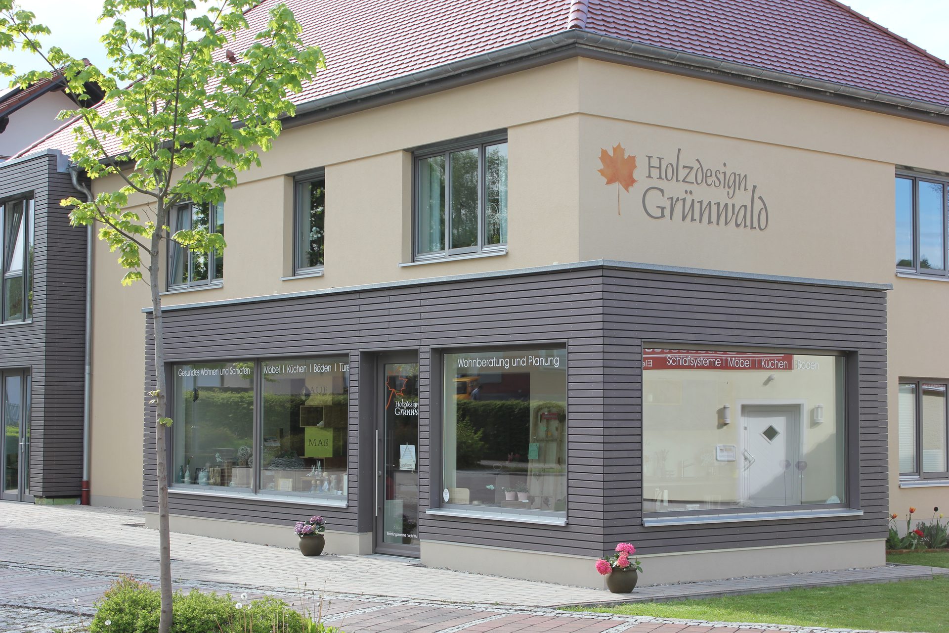 Firmengebäude Holzdesign Grünwald — Krumbacher Straße 2, Dinkelscherben, direkt am Bahnhof