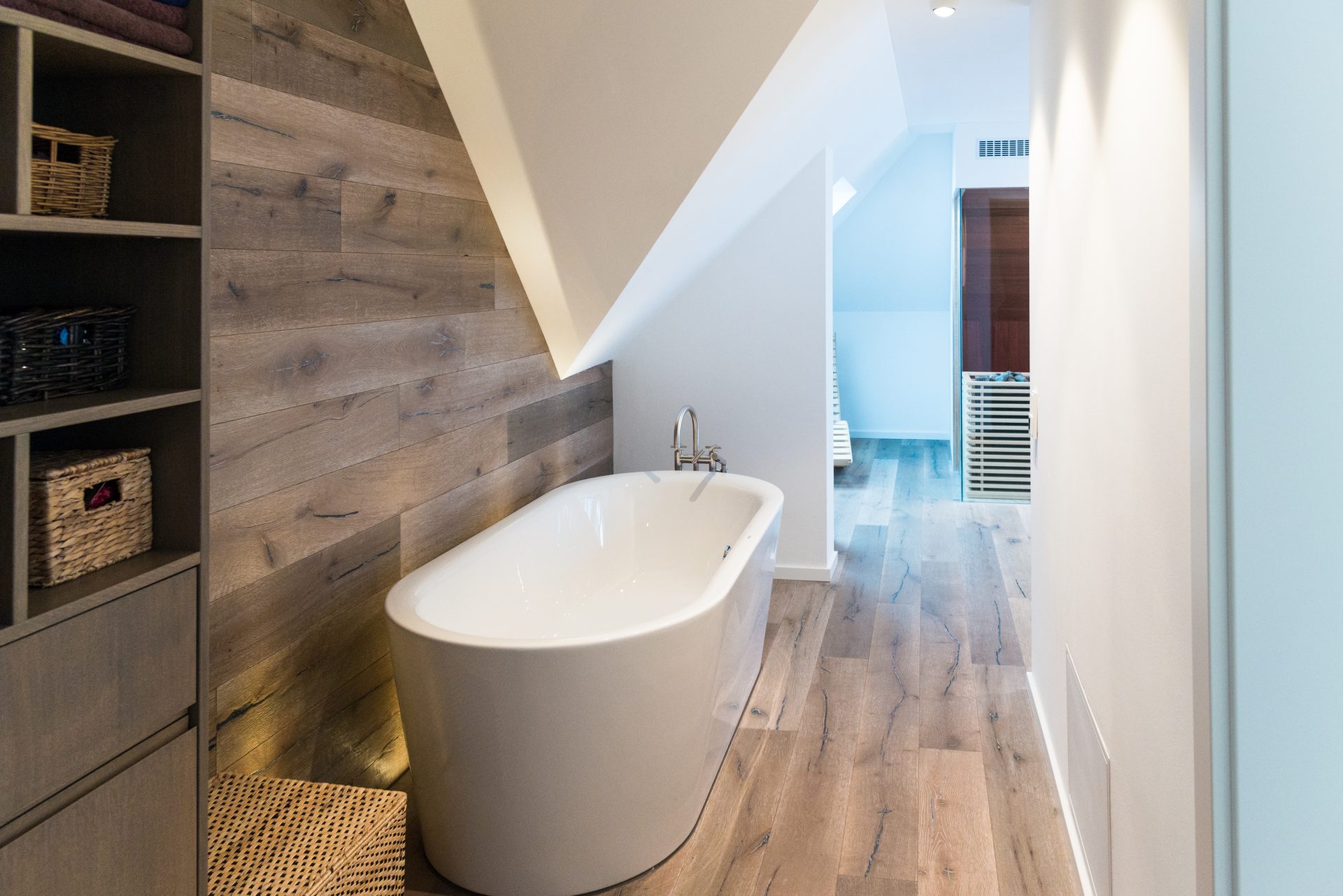 Badezimmer mit freistehender Wanne und Holzverkleidung — individuell gestaltet vom Schreiner in Dinkelscherben