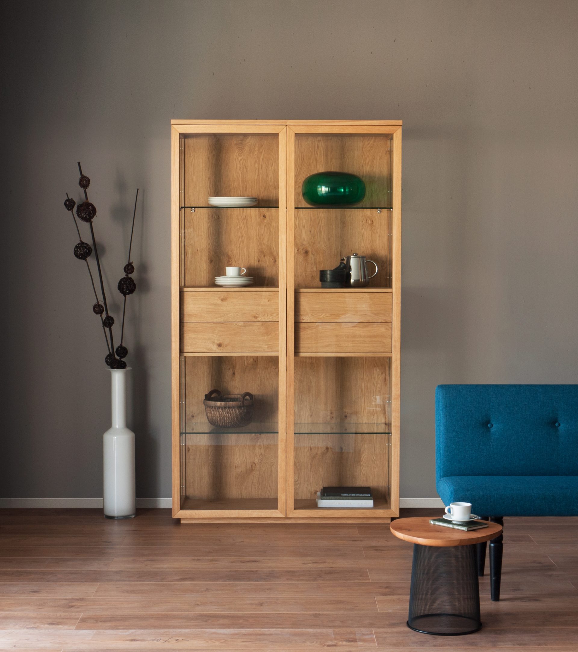 Vitrine NUOVO Asteiche mit Glas — elegantes Wohnzimmermöbel