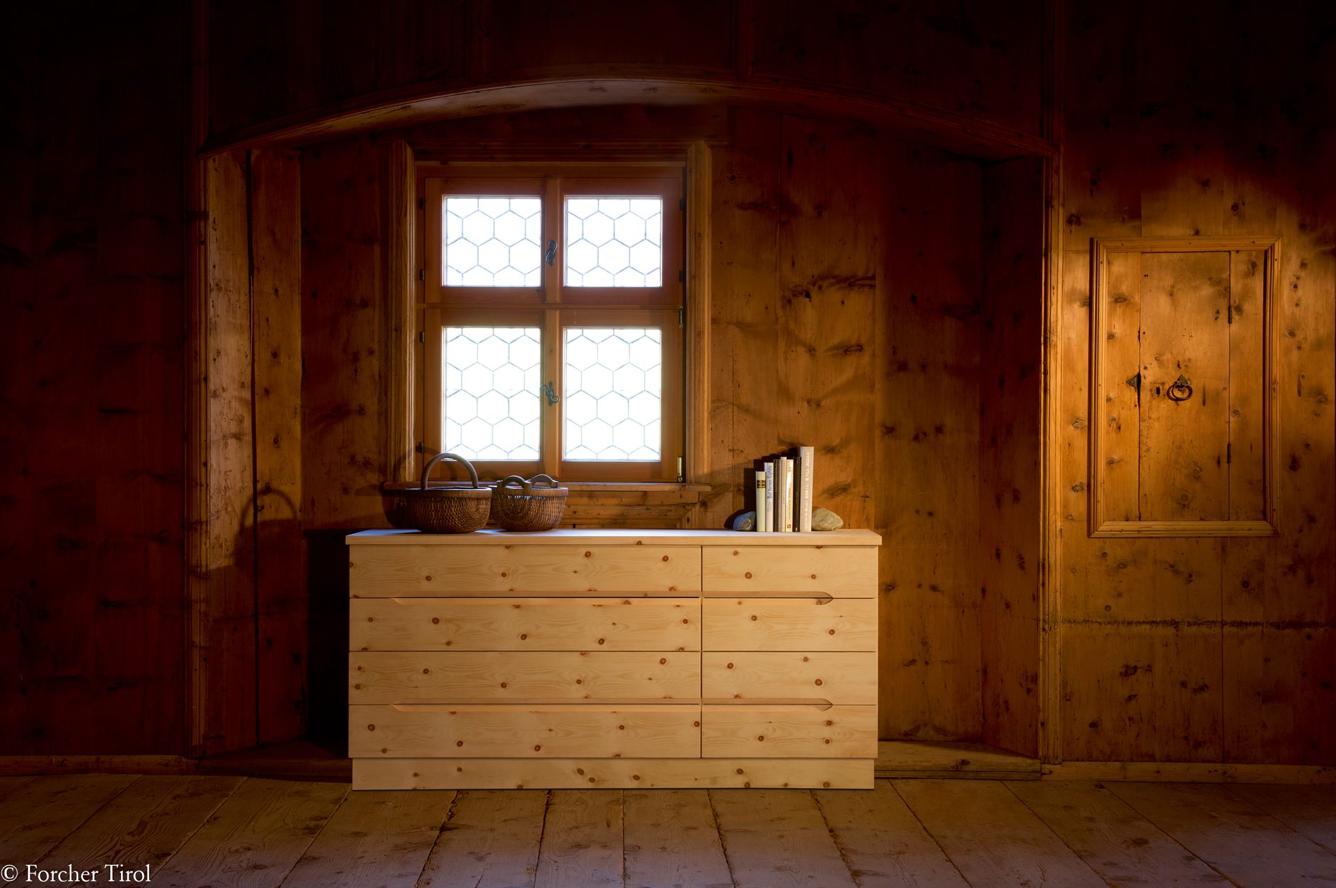 Zirbenholz-Kommode und Nachttisch — Schlafzimmermöbel